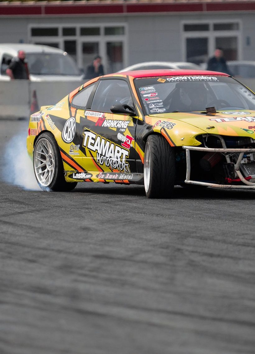Coches de drift en el circuito MOTO park